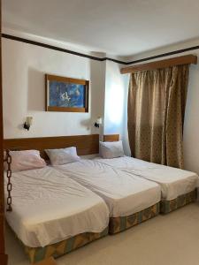 Postel nebo postele na pokoji v ubytování Mashrabiya Hotel
