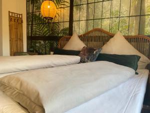 Giường trong phòng chung tại zu Jeddelohs Lodge Hotel