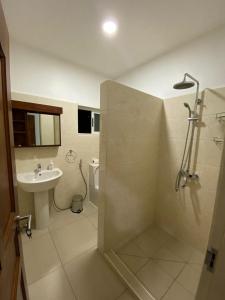 Ένα μπάνιο στο The Seaboards Apartments Seychelles