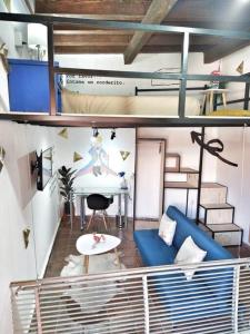 Habitación con sofá azul y mesa. en Original y Cómodo Loft en el Centro de Tulancingo, en Tulancingo