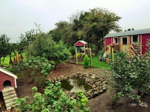 Um jardim no exterior de The Feathers Shepherds Hut