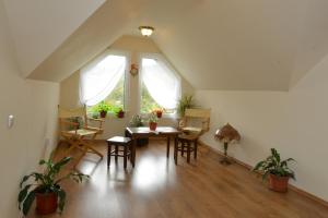 a room with a table and chairs and a window at Bucuria Muntelui in Bran