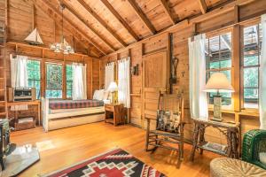 Deer Creek Cabin في هولاند: غرفة معيشة مع سرير في كابينة خشبية
