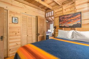 Postel nebo postele na pokoji v ubytování Deer Creek Cabin