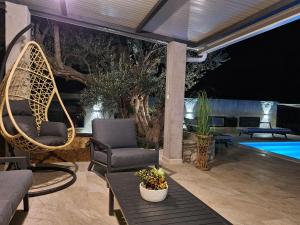 Bazén v ubytovaní Olive Tree - House with Pool alebo v jeho blízkosti