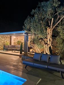 Bazén v ubytovaní Olive Tree - House with Pool alebo v jeho blízkosti