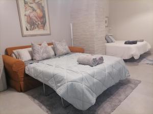 1 dormitorio con 1 cama grande y 1 sofá en SoleLuna, en Santa Elisabetta