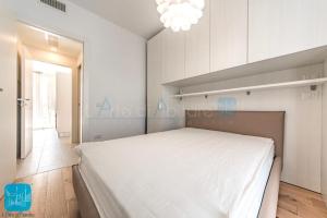 1 dormitorio con 1 cama blanca grande en una habitación en Residence Wave Plus, en Lido di Jesolo