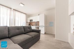 sala de estar con sofá y cocina en Residence Wave Plus, en Lido di Jesolo