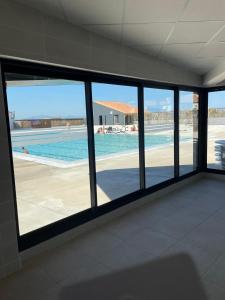 een kamer met uitzicht op een zwembad bij Appartement F3 avec jolie vue in Le Barcarès