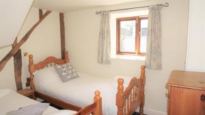 เตียงในห้องที่ Shepherd's Watch Cottage - 5* Cyfie Farm with private hot tub