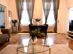 布達佩斯的住宿－Contemporary City Apartment Váci Utca，客厅配有鲜花桌