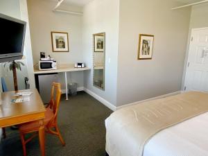 Crystal Bay Historic Hotel的厨房或小厨房