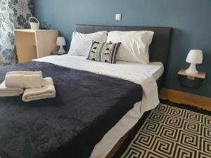 布加勒斯特的住宿－Upground14 Residence Apartments，一间卧室配有一张大床和毛巾