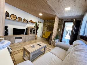 una sala de estar con un sofá y una mesa en LAR DE SUSA, en Pontevedra