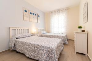 1 dormitorio con 2 camas y ventana en La casa de San Martín. Parque Warner, Madrid en San Martín de la Vega