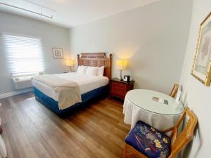 Crystal Bay Historic Hotel客房内的一张或多张床位