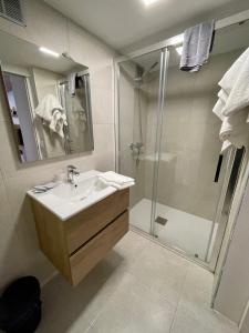 een badkamer met een wastafel en een douche bij LAR DE SUSA in Pontevedra