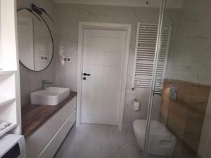 Kúpeľňa v ubytovaní Apartament Zielona Trawka + 18 fotografií