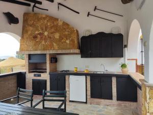 Kuchyň nebo kuchyňský kout v ubytování Tu Villa Rural Lentisco 8 Dormitorios Piscina privada