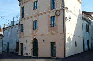 オルトーナにあるB&B La Terrazza Sul Borgoの時計付きの建物