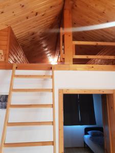Palanda nebo palandy na pokoji v ubytování Holiday Village Tatralandia Bungalov 3-2-2 chatka 431 s 1 spálňou 1 obývačkou a 1 izbou v podkrovi