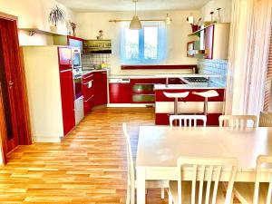 Kuchyň nebo kuchyňský kout v ubytování Apartmány Vojta