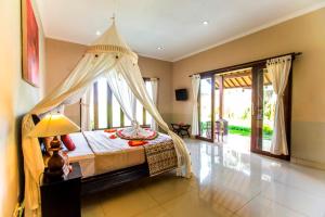 Katil atau katil-katil dalam bilik di Villa Mandi Ubud +64 gambar