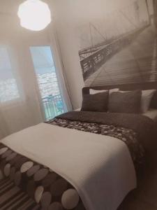 a bedroom with a bed and a window at Οικία με αυλή και πάρκινγκ, μέσα στο κάστρο της πόλης in Ioannina