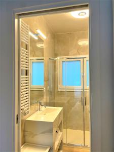 a bathroom with a sink and a shower at Luxury Home & Pool in Lequile