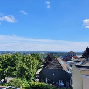 una vista desde el techo de una casa en Ferienwohnung Fernblick en Remscheid