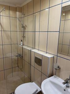 ゴールデン・サンズにあるMorski Briag Hotelのバスルーム(シャワー、トイレ、シンク付)