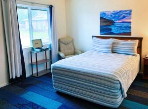 Postel nebo postele na pokoji v ubytování Surf & Sand Inn
