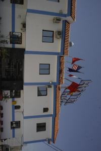 un edificio con bandiere a lato di Hotel Chaouen a Chefchaouen