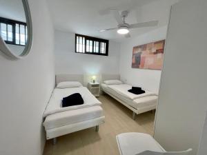 ロス・クリスティアーノスにあるAchacay Sunset Apartmentの病室にはベッド2台と鏡が備わります。 +27枚の写真