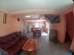 sala de estar con sofá y mesa en Alojamiento Turistico Yazaar en San Carlos de Bariloche