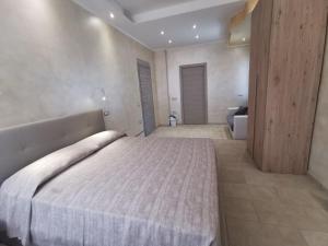 1 dormitorio con 1 cama grande en una habitación en Villa Bianca en Chia