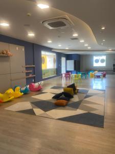 una stanza con un'aula con pavimento a scacchiera di Apartamento dentro de resort próximo do Thermas dos Laranjais a Olímpia