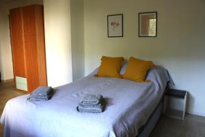 um quarto com uma cama com duas toalhas em Studio 242 em Loutraki