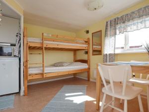 1 Schlafzimmer mit Etagenbetten, einem Tisch und einer Küche in der Unterkunft Holiday home in Falkenberg 3 in Falkenberg