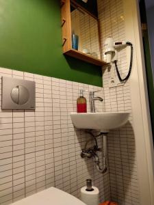 y baño con lavabo y aseo. en Kunterbunt Istanbul, en Estambul