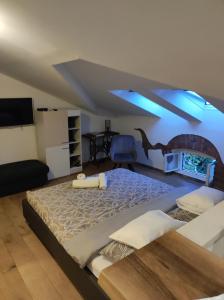 um quarto com uma cama grande num quarto em Apartment Anthea em Opatija