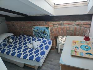 um pequeno quarto com uma cama e uma mesa em Apartment Anthea em Opatija