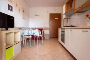 uma cozinha com uma mesa e cadeiras numa cozinha em Casa di Franco em Alba Adriatica