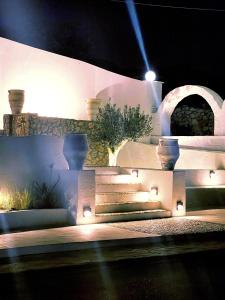 ein Gebäude mit Treppen und Lichtern in der Nacht in der Unterkunft Delfini Beach Hotel & Suites in Archangelos