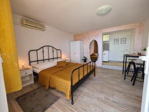 Postel nebo postele na pokoji v ubytování Apartmani Tolj