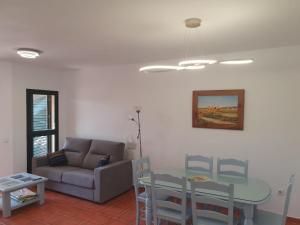 ein Wohnzimmer mit einer Couch und einem Tisch in der Unterkunft Atlanterra - Mar de Plata in Zahara de los Atunes