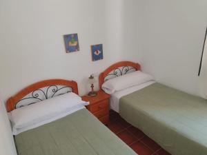 1 Schlafzimmer mit 2 Betten und einem Nachttisch in der Unterkunft Atlanterra - Mar de Plata in Zahara de los Atunes