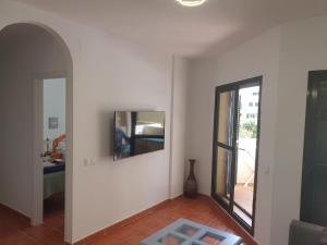 Zimmer mit einem Spiegel an der Wand und einem Boden in der Unterkunft Atlanterra - Mar de Plata in Zahara de los Atunes