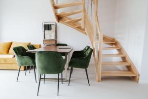 une salle à manger avec une table et des chaises vertes dans l'établissement Tatry Zachodnie, à Witów